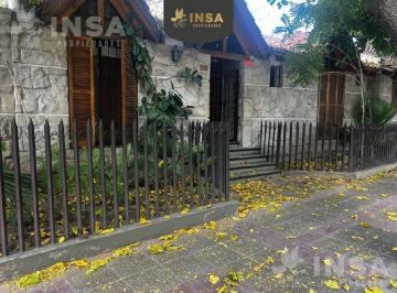 Casa · 200m² · 10 Ambientes · 2 Cocheras · Casa en Alquiler en Barrio Bombal, Ciudad Mendoza