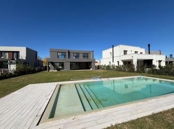 Casa · 190m² · 5 Ambientes · 4 Cocheras · Casa en Venta Al Golf C/ Pileta en B. Golf, El Cantón. Escobar