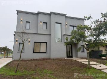 Casa · 175m² · 5 Ambientes · Casa en Santa Elena