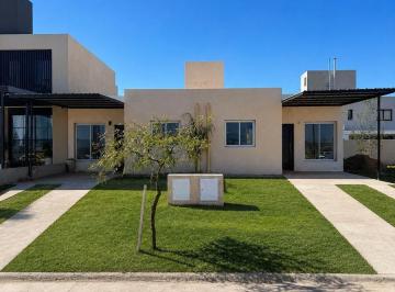 Casa · 70m² · 3 Ambientes · 1 Cochera · Casa en Rincones de Manantiales