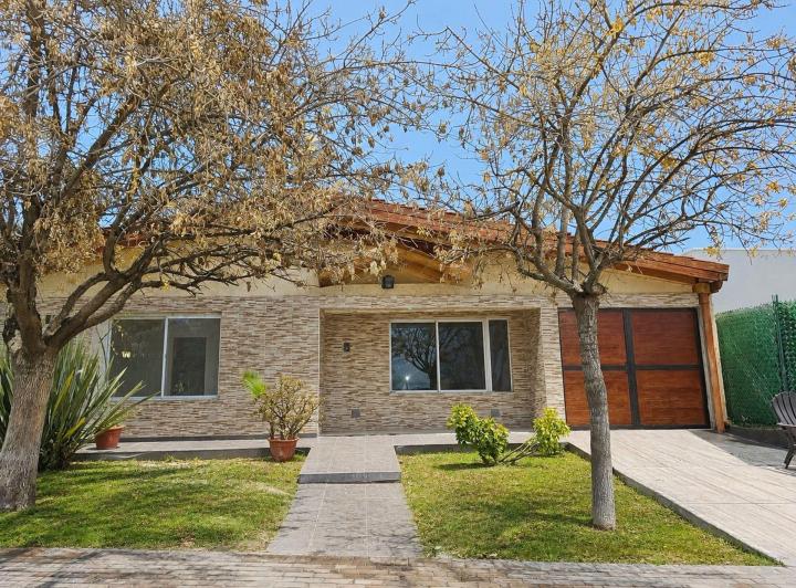 Casa en alquiler en Distrito Luzuriaga · 6 ambientes