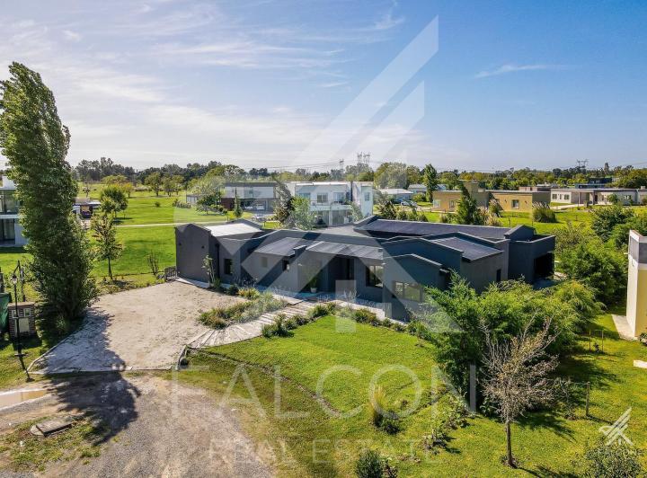 Casa · 225m² · 6 Ambientes · 2 Cocheras