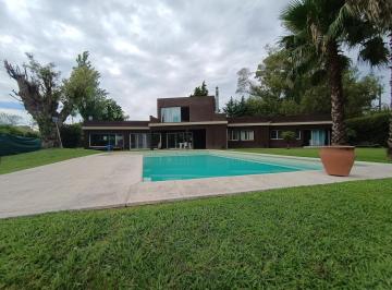 Casa · 284m² · 5 Ambientes · 4 Cocheras · Casa con Ambientes Amplios y Luminosos, con Gran Parque