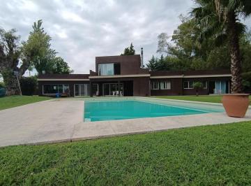 Casa · 284m² · 5 Ambientes · 4 Cocheras · Casa con Ambientes Amplios y Luminosos, con Gran Parque