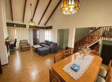 Casa de 8 ambientes, Ciudad de Mendoza · Casa en Venta en Calle Montecaseros 5 Habitaciones Ciudad de Mendoza.