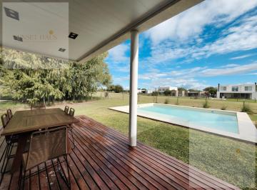 Casa · 161m² · 4 Ambientes · 2 Cocheras · Casa en San Sebastian