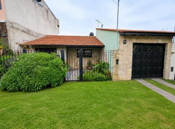 Casa · 71m² · 3 Ambientes · 1 Cochera · Casa Chalet 3 Amb C/ Cochera y Parque Apto Crédito
