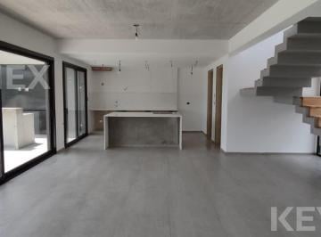 Casa · 150m² · 4 Ambientes · 4 Cocheras · Casa de Tres Dorm. en Venta, La Plata