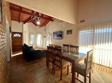 Casa · 90m² · 5 Ambientes · 1 Cochera · Venta de Casa de 3 Dorm. con Pileta