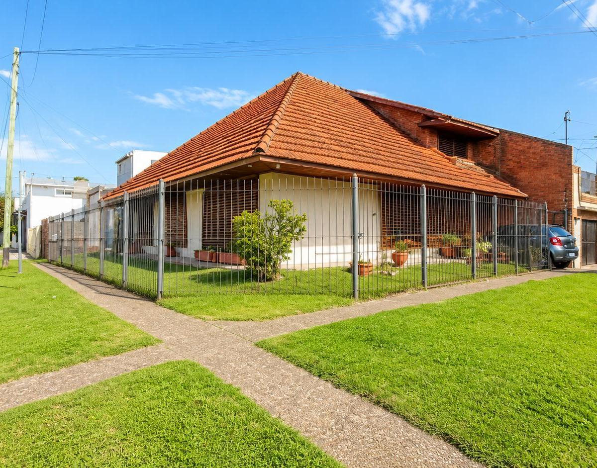 Chalet de esquina con amplios espacios y excelente conectividad