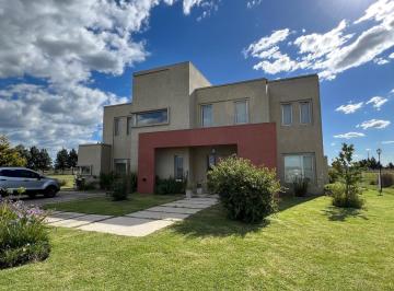 Casa · 230m² · 5 Ambientes · 4 Cocheras · Casa - Club de Campo El Candil - Alquiler