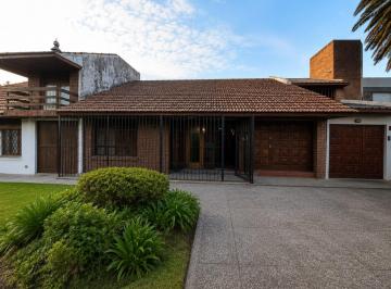 Casa · 140m² · 3 Ambientes · 2 Cocheras · Chalet 3 Ambientes Sobre Lote de 242 m² - Barrio Constitucion