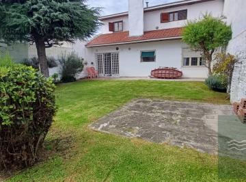 Casa · 233m² · 4 Ambientes · 1 Cochera · Casa en Villa Primera