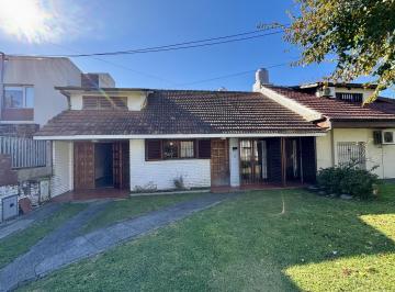 Casa · 146m² · 4 Ambientes · 1 Cochera · Chalet en Alquiler 24 Meses en Constitucion con Quincho y Cochera