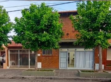 Casa de 4 ambientes, General Roca · Venta de Casa con Local/depto Centrica