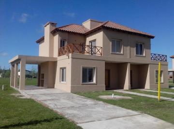 Casa · 160m² · 5 Ambientes · 1 Cochera · Casa en La Carolina Golf