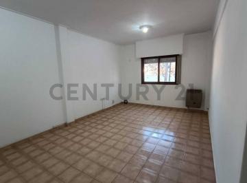 Casa · 70m² · 3 Ambientes · 1 Cochera · Departamento en Alquiler en La Plata de Dos Dorm. y Cochera