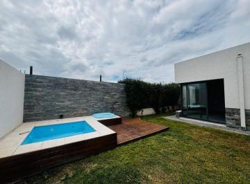 Casa de 4 ambientes, Maipú · Residencia de Lujo en Alquiler | Suite con Jacuzzi | Diseño Premium