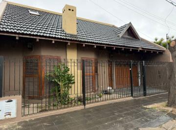 Casa de 8 ambientes, Córdoba · Bº Colon - Casa a La Venta - a m de Av Sabattini - 3 Dorm. - Patio - Cochera Doble - Baños