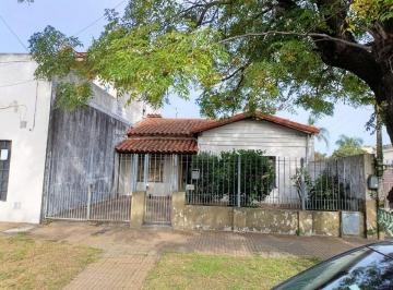 Casa de 4 ambientes, Lomas de Zamora · Casa en Venta en Temperley de 4 Ambientes– Gran Lote con Excelente Potencial