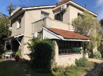 Casa · 321m² · 4 Dormitorios · Chalet Ingles en Excelente Ubicacion