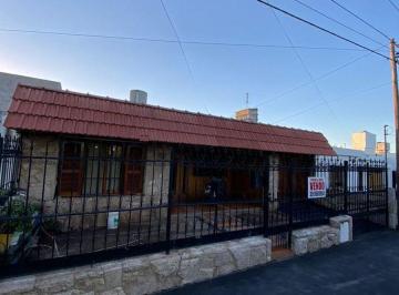 Casa de 8 ambientes, Córdoba · Casa en Venta Frente a La Plaza