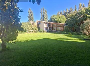 Casa · 269m² · 8 Ambientes · Venta de Casa con Pileta y Quincho en Dos Lotes Parque Nautico Plottier Orillas del Limay