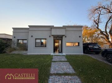 Casa · 139m² · 4 Ambientes · 1 Cochera · Casa en Venta y Alquiler en Santa Elena 4 Ambientes