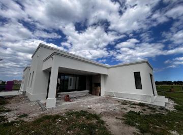 Casa · 193m² · 4 Ambientes · 4 Cocheras · Venta - Casa 4 Ambientes a Estrenar - Casonas del Haras