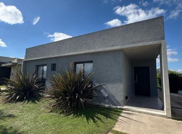 Casa · 160m² · 4 Ambientes · Ricordi Negocios Inmobiliarios, Casa en Santa Elena, Fondo a Plaza!