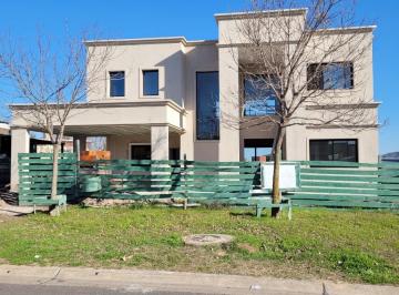 Casa · 210m² · 5 Ambientes · 1 Cochera · Casa en Venta San Sebastian Pilar. Área 1