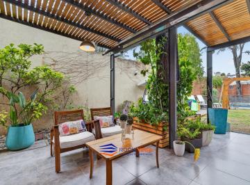 Casa · 250m² · 5 Ambientes · 2 Cocheras · Casa en Venta en Castelar, Crisologo Larralde Al 1900