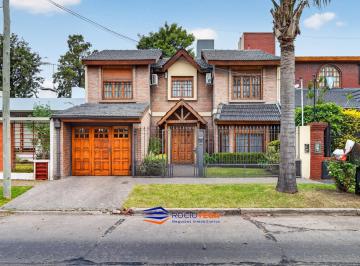 Casa · 250m² · 5 Ambientes · 2 Cocheras · Casa en Venta en Castelar, Crisologo Larralde Al 1900