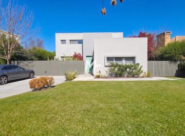 Casa · 210m² · 5 Ambientes · 1 Cochera · Casa en Alquiler en San Francisco