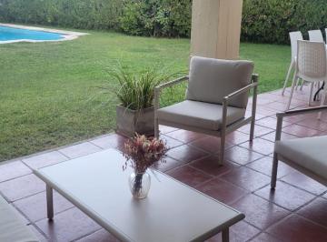Galeria y Jardin · Casa con Pileta y Gran Jardín en Barrio Privado Candelas 1, Chacras de Coria