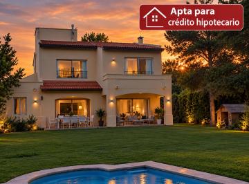 Casa de 3 ambientes Venta USD 315.000 · Casa con Pileta y Gran Jardín en Barrio Privado Candelas 1, Chacras de Coria
