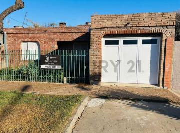 Casa · 120m² · 4 Ambientes · 1 Cochera · En Venta: Hermosa Casa Familiar de 3 Dorm. con Hogar, Garage y Pileta en Humboldt