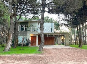 Casa · 1545m² · 6 Ambientes · 2 Cocheras · Casa Venta