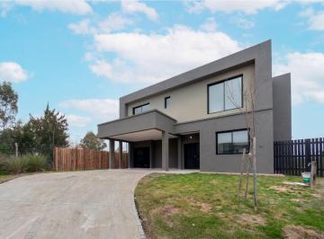 Casa · 190m² · 5 Ambientes · 2 Cocheras · Venta Casa a Estrenar Santa Ana 5 Amb