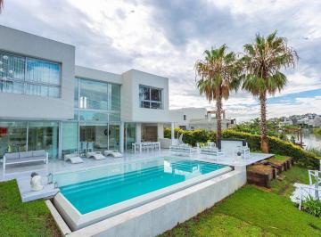Casa · 450m² · 4 Ambientes · Casa a La Laguna Nuevo Quilmes Piscina