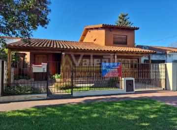 Casa de 4 ambientes, Hurlingham · Chalet 4 Ambientes en Venta con Piscina, Jardin y Garage, Apto Credito, Villa Tesei, Hurlingham