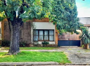 Casa · 115m² · 4 Ambientes · 2 Cocheras · Chalet en Adrogue