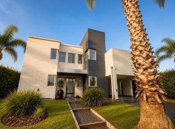 Casa · 256m² · 6 Ambientes · Alquiler - Casa de Cuatro Dorm., Cocheras, Jardín y Pileta. Miraflores, Funes Hills. Amoblada.