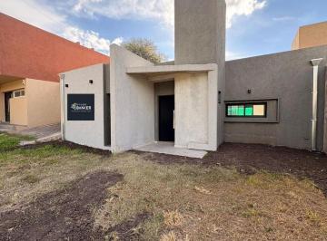 Casa · 90m² · 3 Ambientes · 1 Cochera · Casa en Villa Catalina