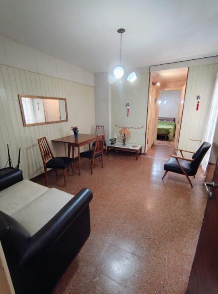 2 Ambientes al contrafrente con balcón francés, luminoso. Con cocina separada y baño c/ducha.