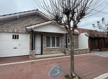 Casa · 131m² · 3 Ambientes · 1 Cochera · Chalet 3 Ambientes con Parque y Quincho
