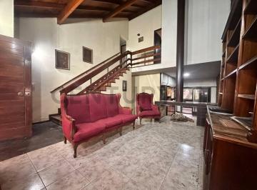 Casa · 219m² · 5 Ambientes · 1 Cochera · Casa de 4 Ambientes en Venta en Caseros con Jardin
