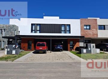 Casa · 125m² · 6 Ambientes · 2 Cocheras · Excelente Duplex en Miradores de Manantiales!