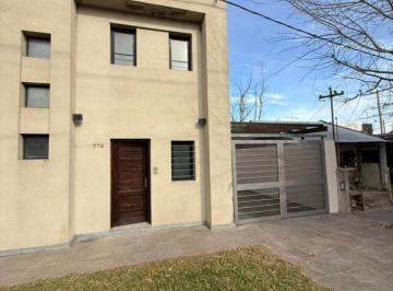 Departamento · 70m² · 3 Ambientes · 25 E/ 524 y 525 - Duplex en Alquiler con Entrada de Auto - Patio y Parrilla
