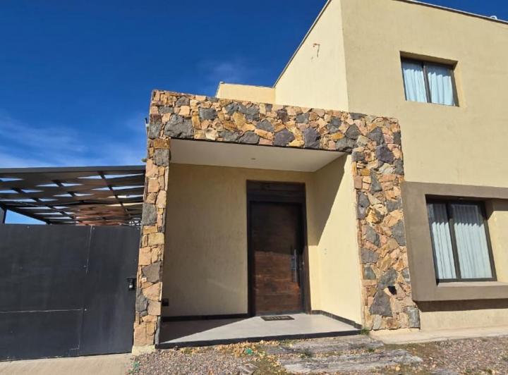 Casa · 260m² · 6 Ambientes · 1 Cochera